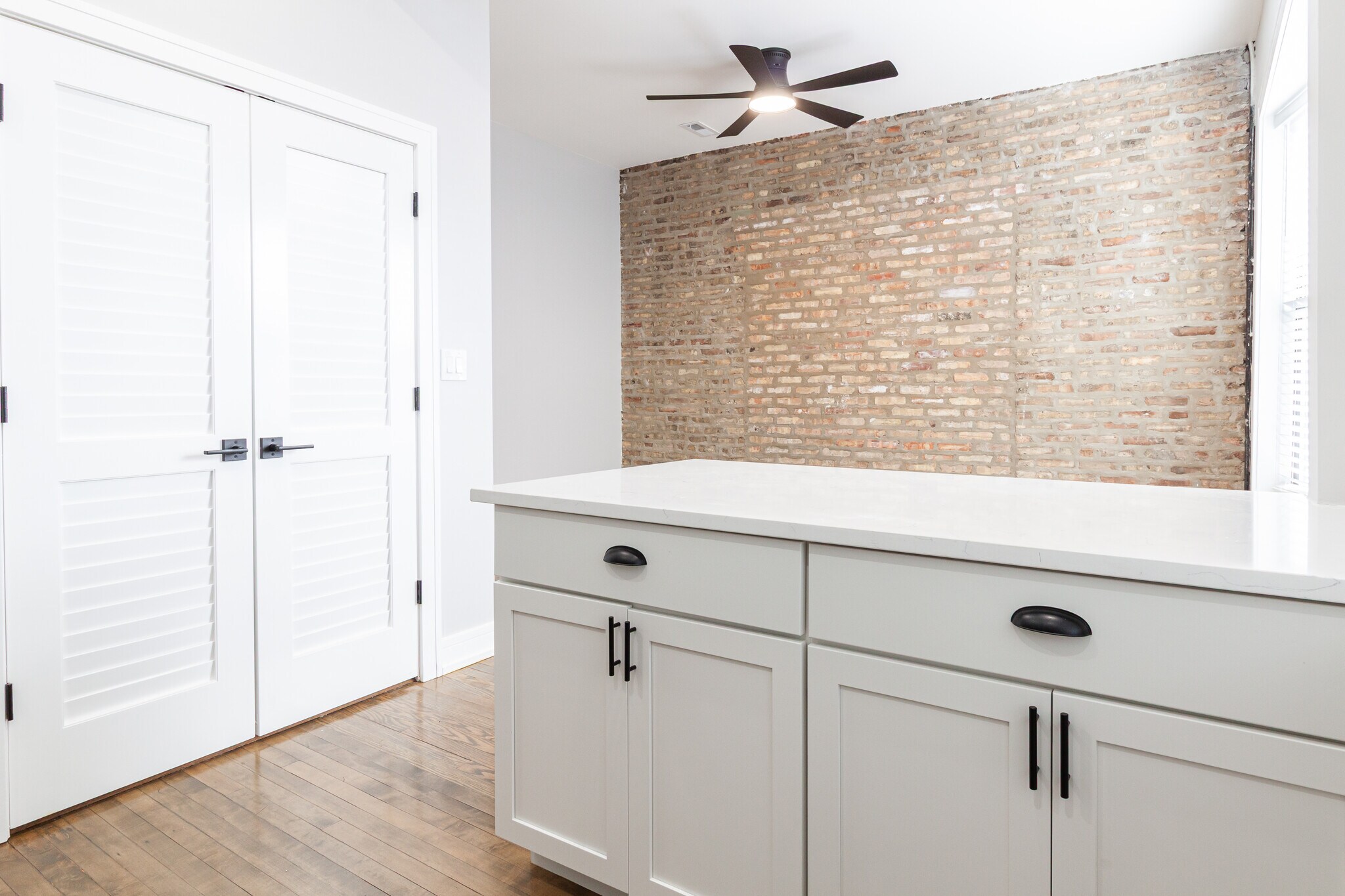 Building Photo - 3830 N Wilton Ave