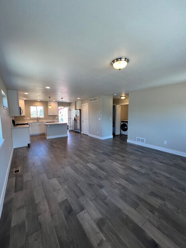 Building Photo - 2B/2B Berthoud Ranch Style Home Built with...