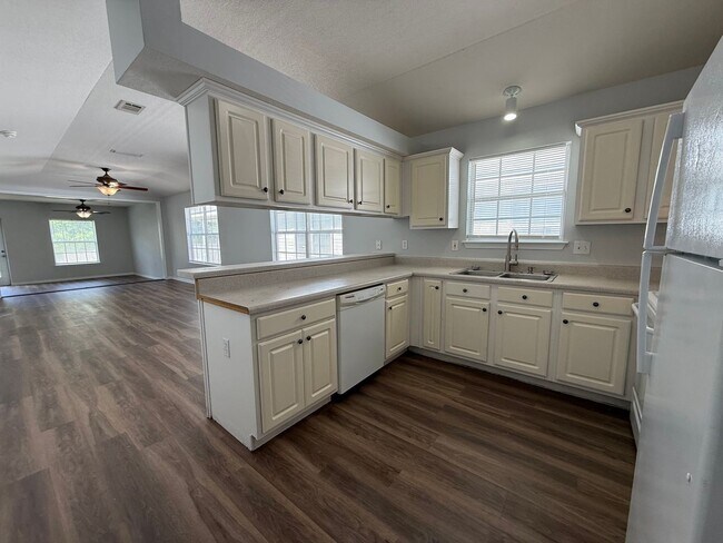 Building Photo - Pensacola - Springfield - 3 bedroom, 2 bathroom