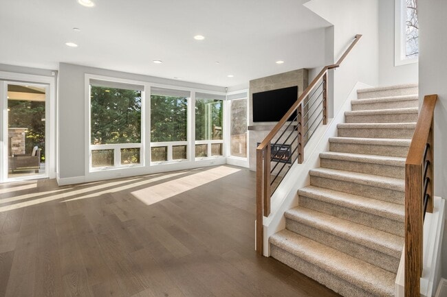 Building Photo - Luxury Haven