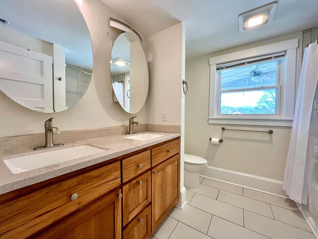Building Photo - Charming 2 Bedroom Home - All utilities in...