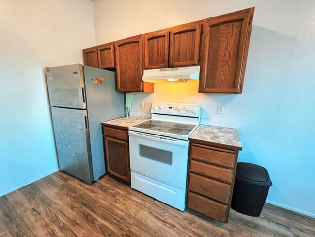 Building Photo - Spacious & Bright Top Floor Condo in East Anchorage, Close to Base + W/D In Unit!