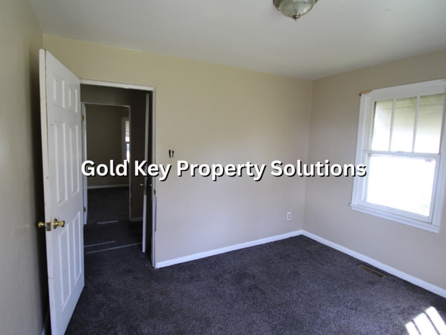 Building Photo - 2 BR 1 BA House with Covered Front Porch (...