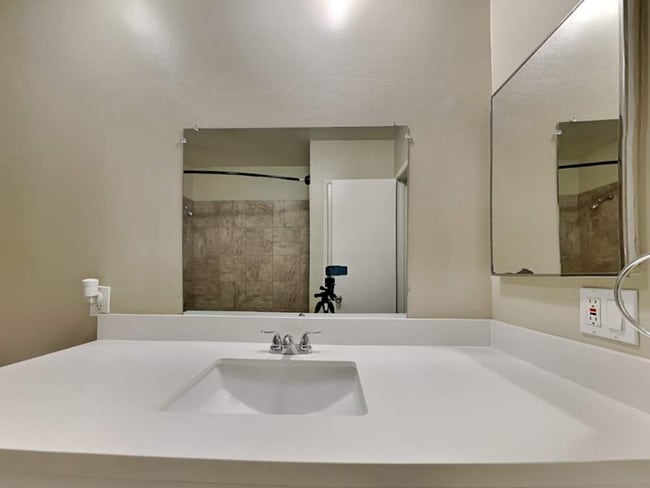 Building Photo - 784 E Turmont St