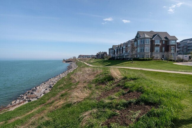 Building Photo - 2 Bedroom Lake Michigan Condominium