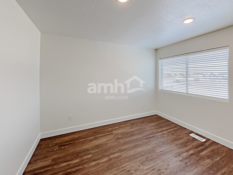 Building Photo - 1399 E Perelle Ln