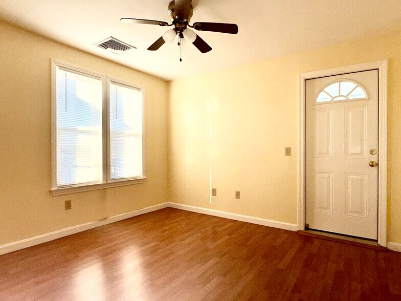 Building Photo - 1037 Cass Ave