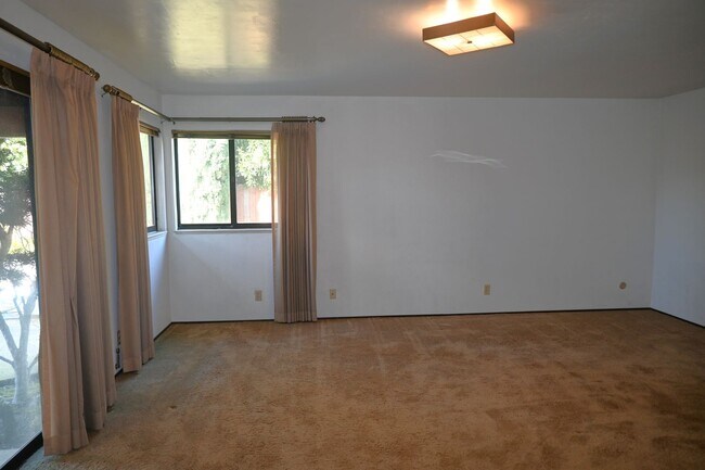 Building Photo - 80 Parkshore Cir