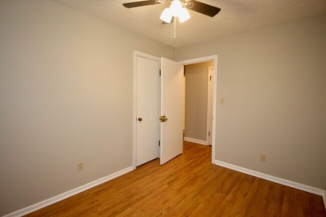 Building Photo - Adorable 3-brm brick ranch with lots of na...