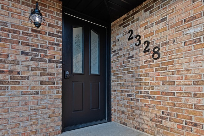 Building Photo - 2328 Lynwood St