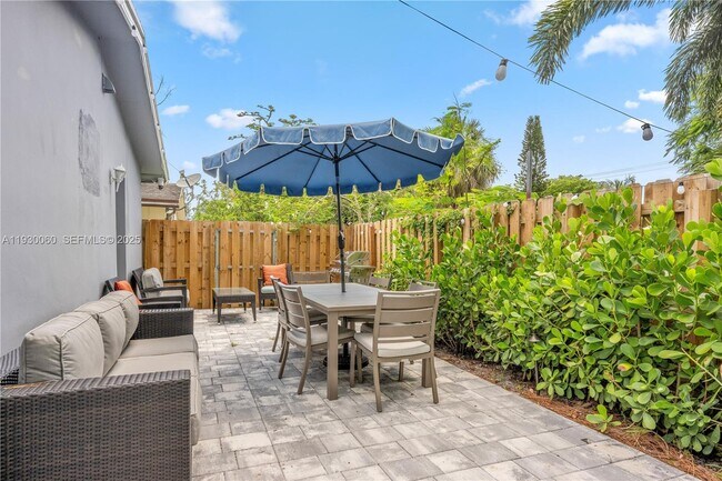 Building Photo - 1208 NE 5th Ave