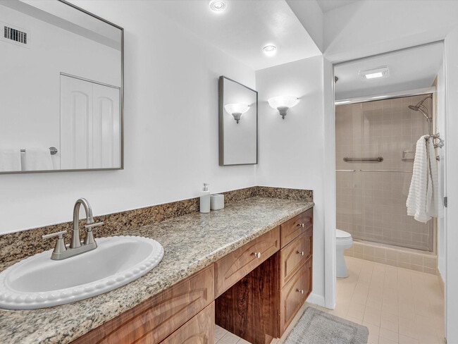 Building Photo - 5087 Oakhill Ln