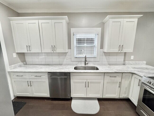 Building Photo - 1046 Tanglewood St