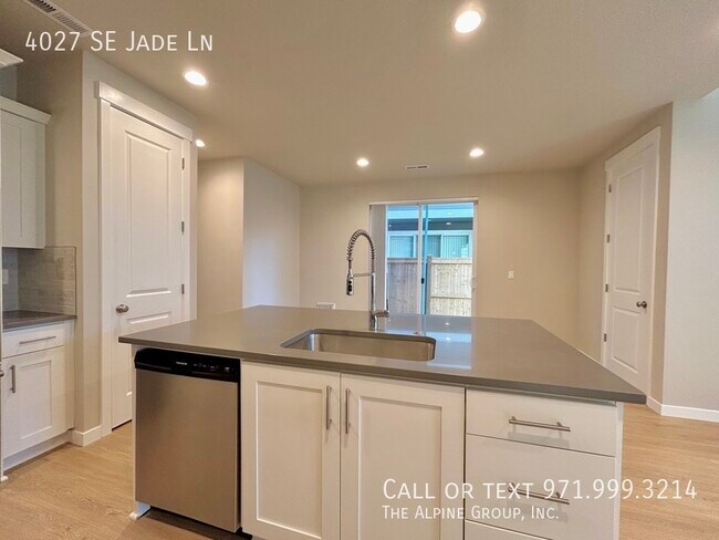 Building Photo - 4027 SE Jade Ln