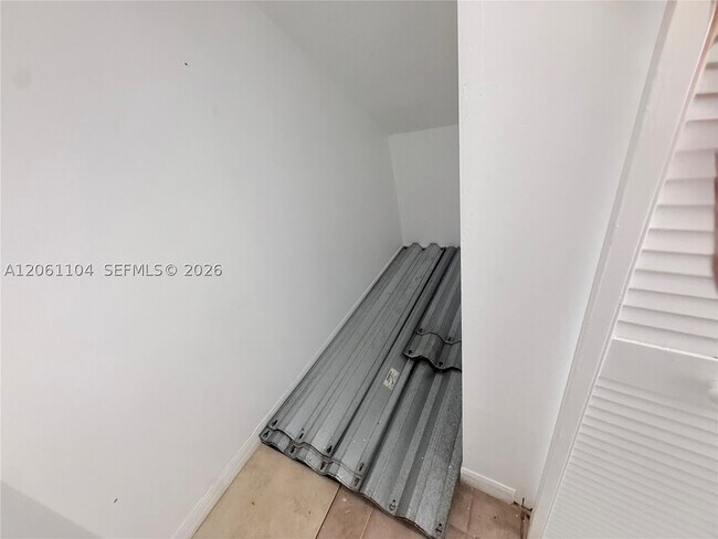 Building Photo - 995 NE 34th Ave