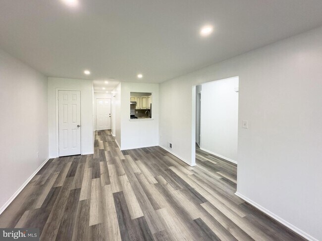 Building Photo - 303 Dove Ct