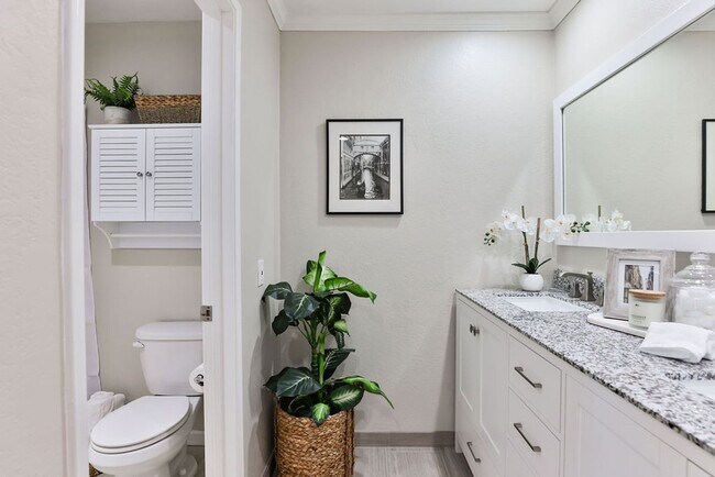 Building Photo - Talmadge : spacious 2 bed, 2 ba top floor condo