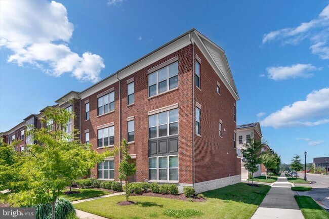 Building Photo - spacious 3-bedroom, 2 full and 2 half bathroom residence