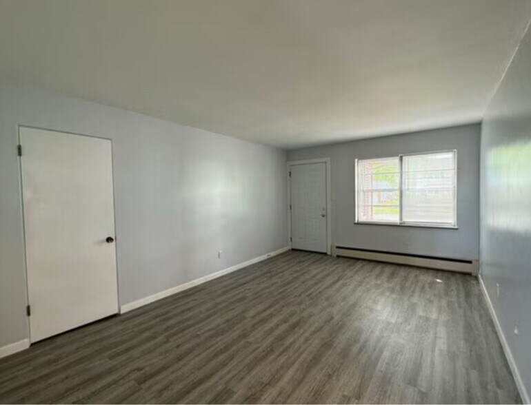 Building Photo - 2301 W Lawrence Ave