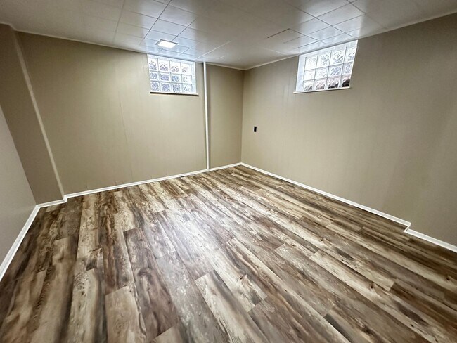 Building Photo - 3 Bed 1.5 Bath with an Additional Bedroom