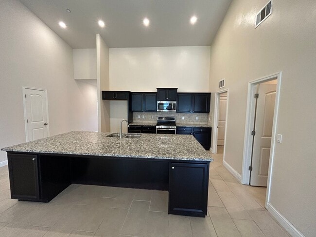 Building Photo - 10406 Alondra Dr