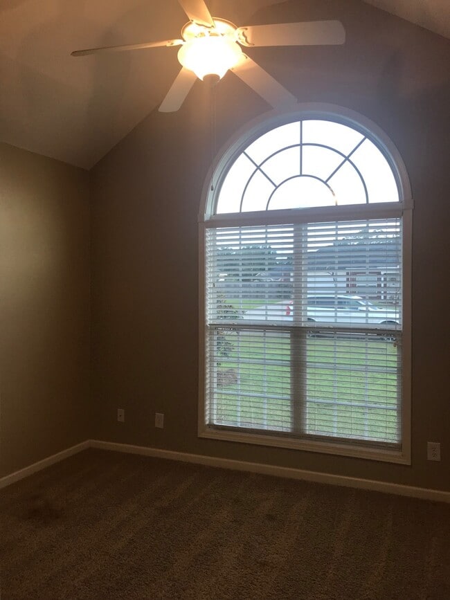 Building Photo - 125 Gage Dr