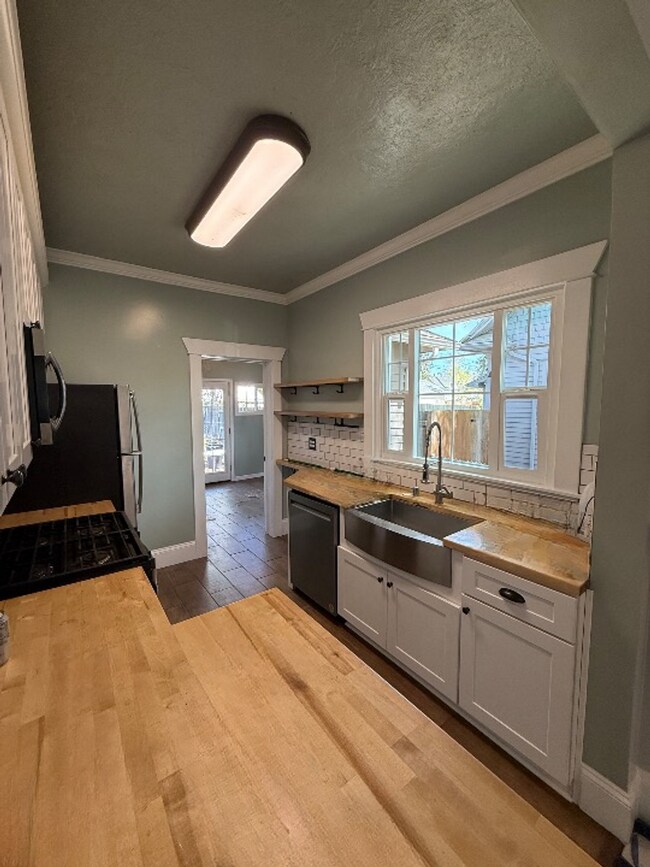 Building Photo - Remodeled 3 Bed 2 Bath Spokane Home w/ Large Fully-Fenced Yard + Huge Chicken Coop/Run & Garden!