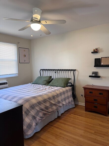 Building Photo - 1531 W Sherwin Ave