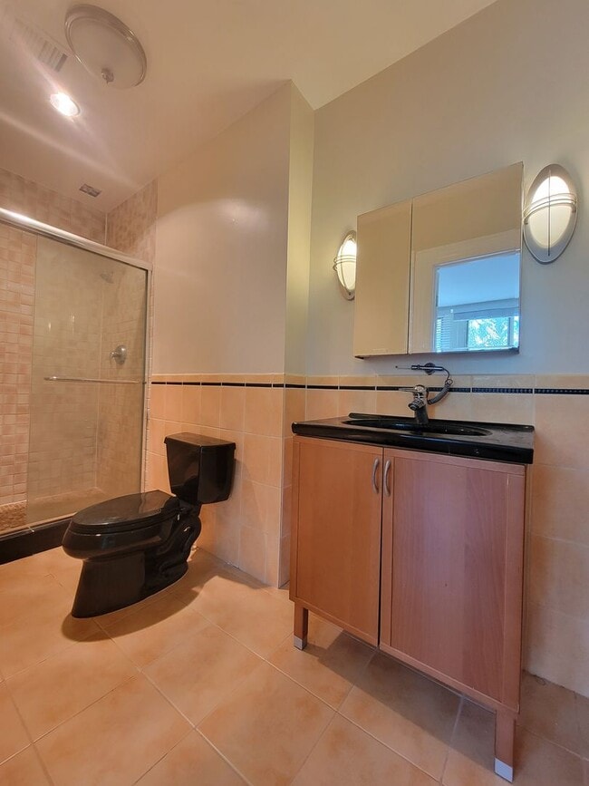 Building Photo - Spacious 2BR, 2BA in the heart of the City...