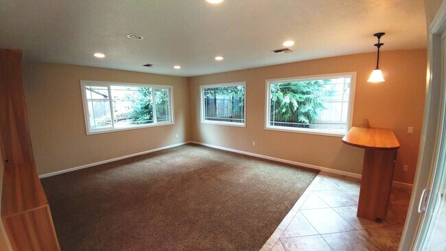 Building Photo - Gorgeous Home with Granite Counters and Custom Built-ins!