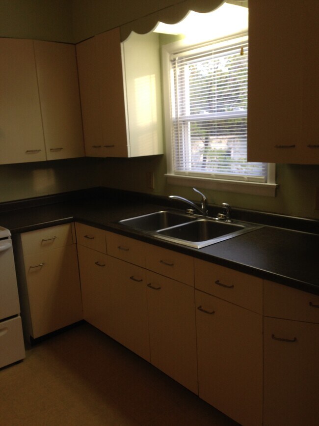 (30A) Kitchen2 - 30 Front St