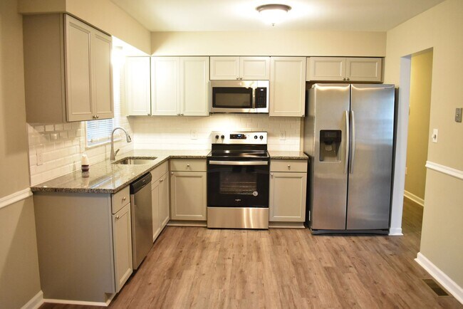Building Photo - Great Split Foyer In Fredericksburg!