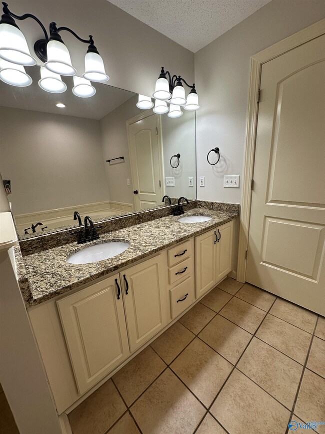 Building Photo - 722 Hobbs Rd SE