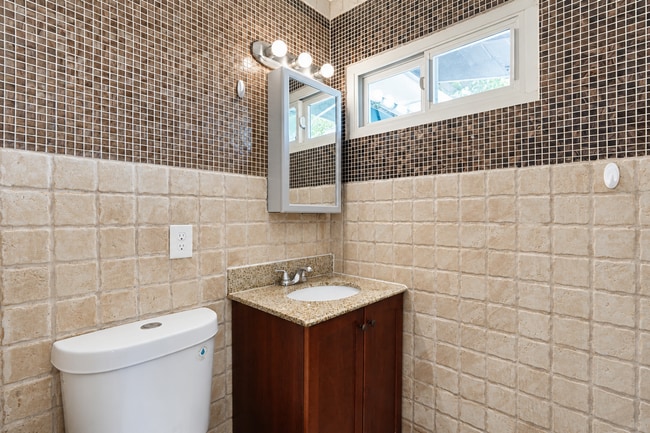 Building Photo - 8840 San Vicente Ave