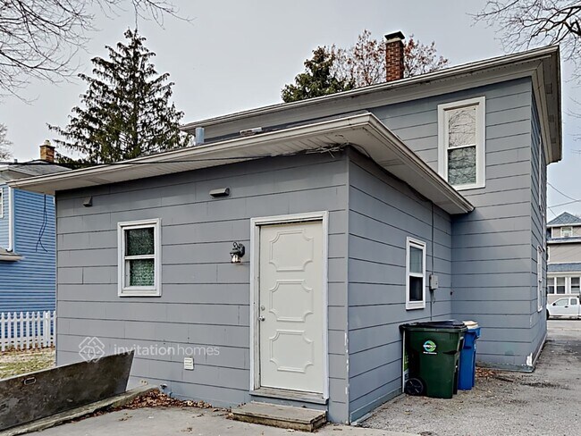 Building Photo - 424 E Park Ave