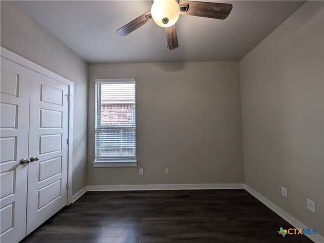Building Photo - 549 Creekside Frst