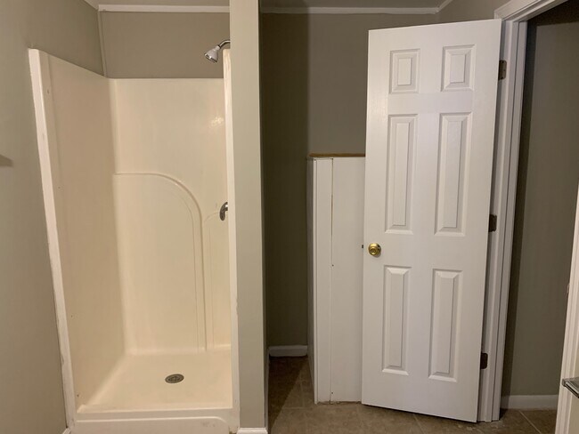 Building Photo - 812 Robin Hood Trail