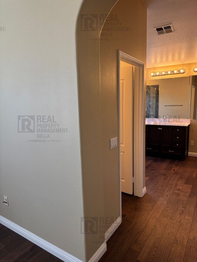 Building Photo - Ideal Layout! 4 Bedroom Home with Main Floor Bed/Bath & Open Loft