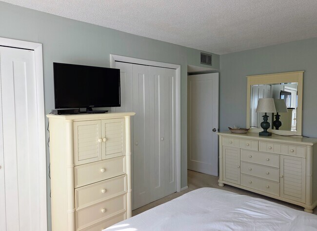 Building Photo - 4650 Cove Cir
