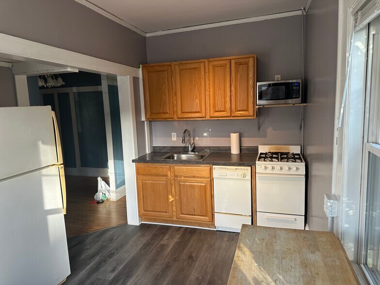 Building Photo - 1523 W Lake St