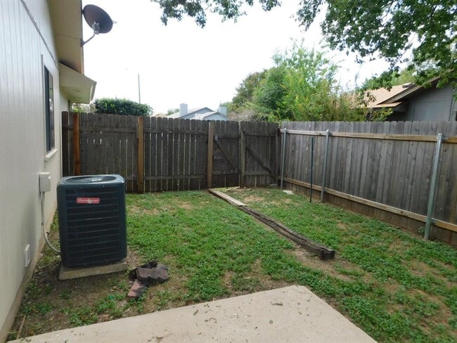 Building Photo - 806 Country Aire Dr