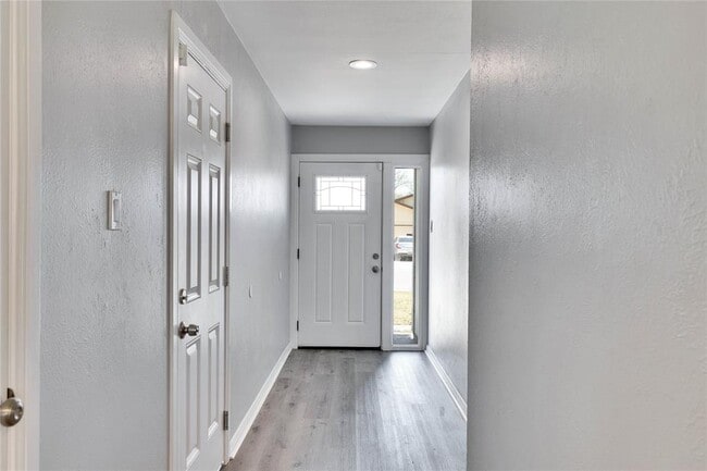 Building Photo - 1712 W Mesa Park Dr