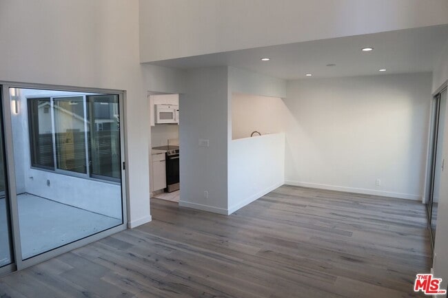 Building Photo - 21 1/2 Wavecrest Ave