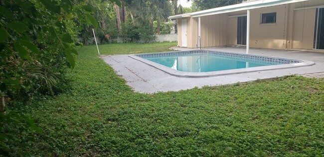Building Photo - Gulf Gate Beauty