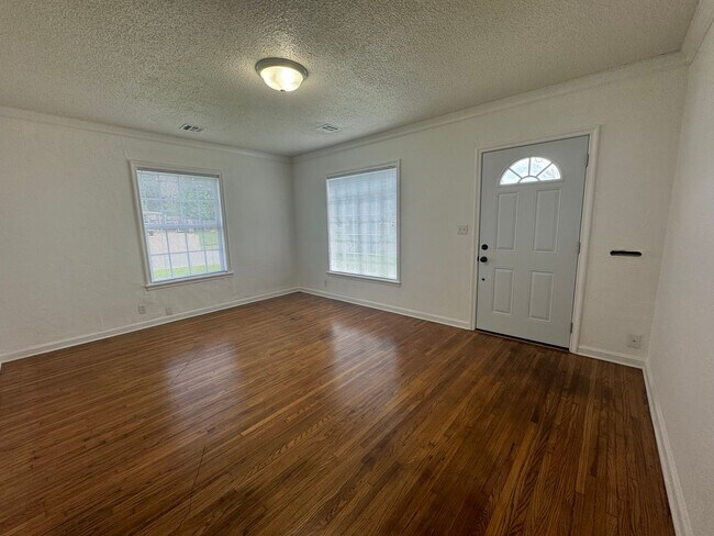 Building Photo - 2 bedroom 1 bathroom home Ready for move-i...
