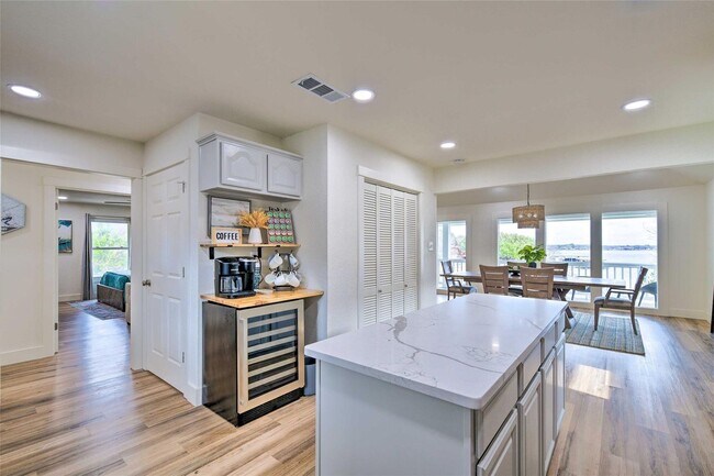 Building Photo - Gorgeous Cove on Main Body Water