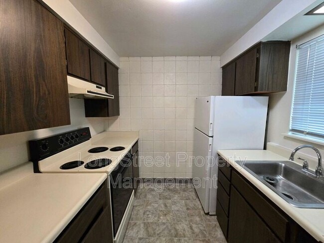 Building Photo - 2145 NW Highland Dr