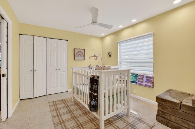 Building Photo - 10065 Camelback Ln