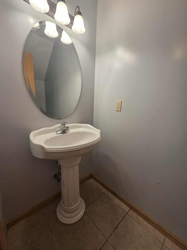 Building Photo - Spacious Town House!!