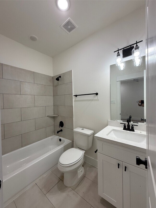 Building Photo - 803 Martin St